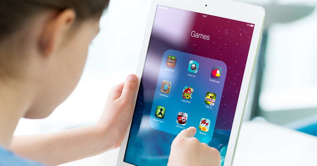 kind spielt game am tablet