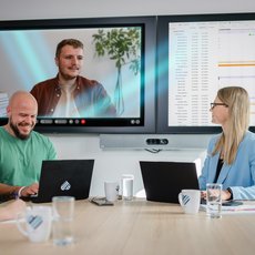 Drei LIWEST Mitarbeiter*innen in einem Meetingraum