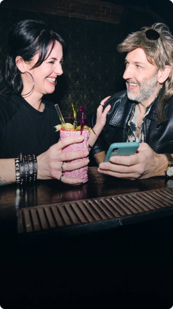 Mike Farino mit einer frau in einer Bar